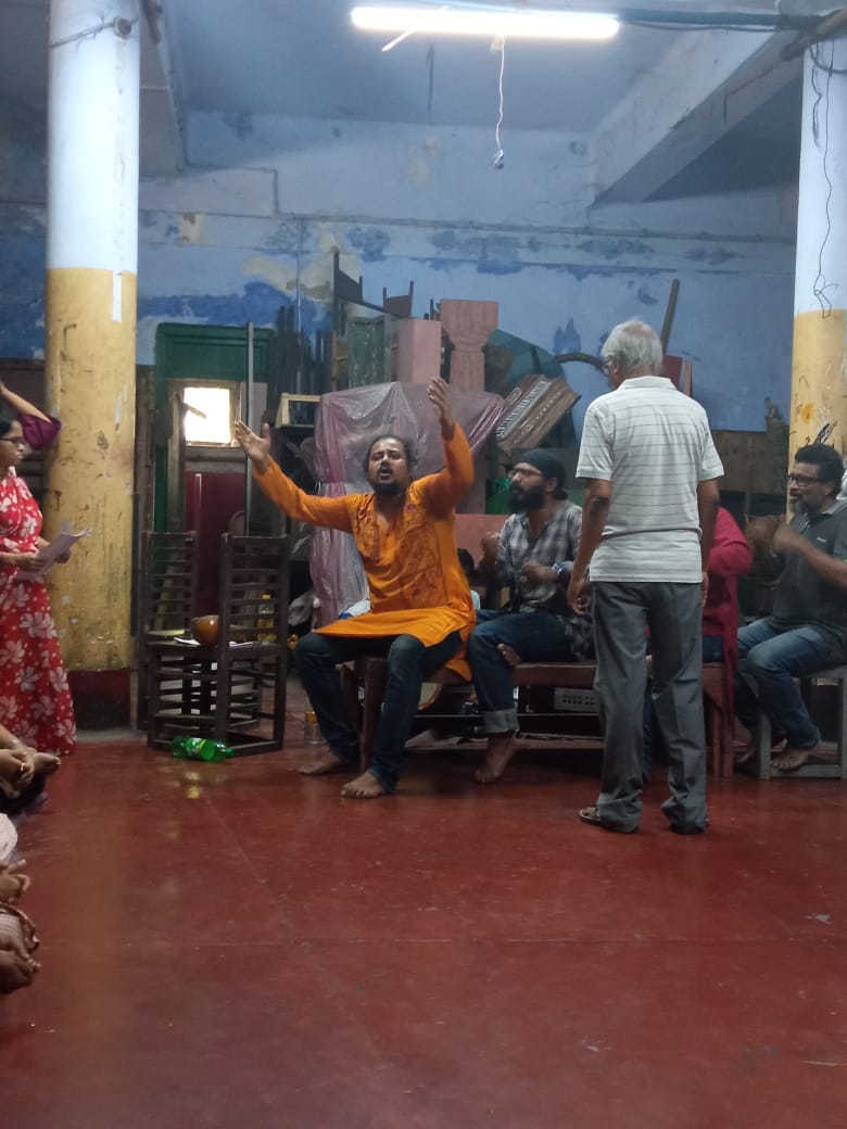 TirthaB48301196's tweet photo. 'Majhi-The Boatman', a 'Palagaan' presentation was put up by Bhromara, Institute of Folk Culture under the direction of Shibabrata Karmakar on the 4th of April, 2021 at Shishir Mancha, Kolkata. 
Moments from the rehearsal.
#Majhi_the_boatman #palagaan #folksofbengal #folksofindia https://t.co/gB3aal3oKl