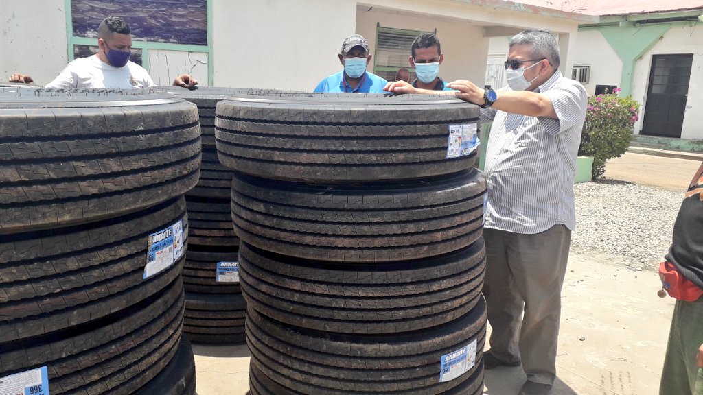 PedroDuarteCh's tweet photo. Dotamos con 20 cauchos nuevos a IMAUCA. Con esta inversión incorporamos al servicio de recolección de basura, a dos camiones compactadores más, y seguimos #optimizando el servicio de Aseo Urbano en el Mcpio #Cabimas.
#RadicalesContraLaCovid19
@NicolasMaduro
@OmarPrietoGob https://t.co/ePvtxXuwAZ