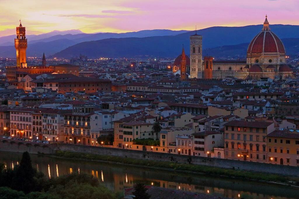 屋根のない美術館とも称されるフィレンツェ。高台のミケランジェロ広場から眺める夕暮れは圧巻。 instagr.am/p/CNSa54Pp1Tp/