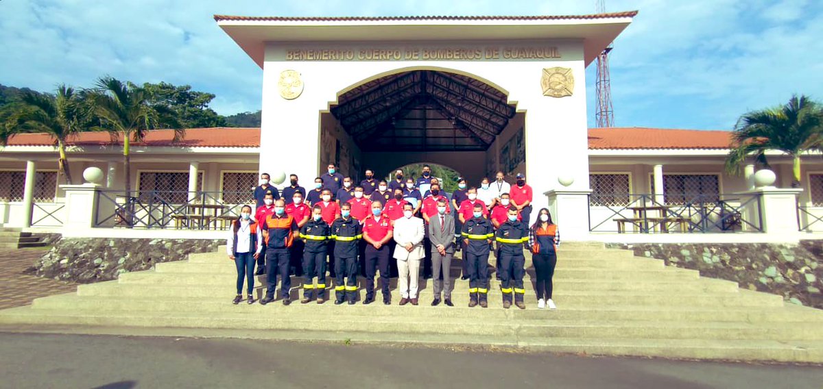RommelSalazarCe's tweet photo. La cooperación internacional @FranceEquateur permite el intercambio de conocimientos en el tratamiento de incendios forestales a los @BomberosGye a través del curso de Comando de Incidentes. https://t.co/Jhp1x7BBv4