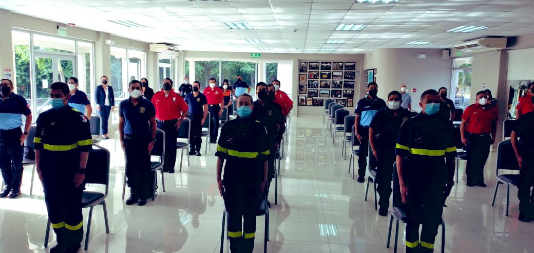 RommelSalazarCe's tweet photo. La cooperación internacional @FranceEquateur permite el intercambio de conocimientos en el tratamiento de incendios forestales a los @BomberosGye a través del curso de Comando de Incidentes. https://t.co/Jhp1x7BBv4