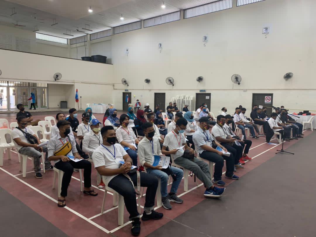 mohdshahffeq's tweet photo. Idealisme adalah kemewahan terakhir yang dimiliki oleh seorang pemuda.
Bina kesatuan Jiwa lantas sederap kaki melangkah. #amkpandan #matamkc2020 https://t.co/cz96mUlXgm