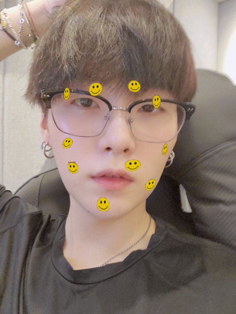 if i were you i would adore me 🤪

#ARMYSelcaDay #ARSD drop your let’s hype each other !!