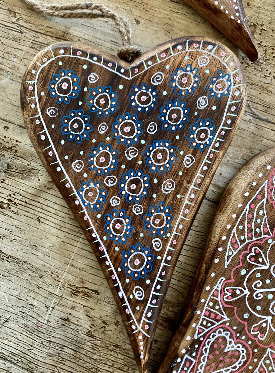 I have a new obsession. Hand painting large wooden hearts. It’s so therapeutic!! #woodheart #acrylic #skandi #folk #folkart #scandi #painting #therapy