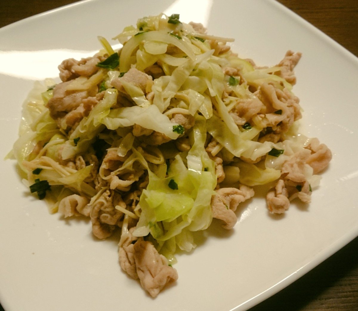 KnjSmz's tweet photo. 今日は豚肉とキャベツの塩炒めを作ってみました。
これもビールに合いますねぇ。
#手作り料理
#うちごはん
#うちのみ
#ビール
#新一番搾り
#塩炒め
#豚肉
#キャベツ
#タマネギ
#えのき茸
#ネギ
#ニンニク
#酒
#天然塩
#ごま油 https://t.co/TTGC2TrjIh