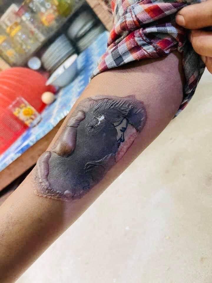 sanmonaung's tweet photo. The worst violation of #FreedomOfSpeech in Myanmar. #MilitaryTerrorists burned the tattoo of Burma Spring with #AungSanSuuKyi portrait from arm. #WhatsHappeningInMyanmar #April5Coup https://t.co/g3AGbpyPV9