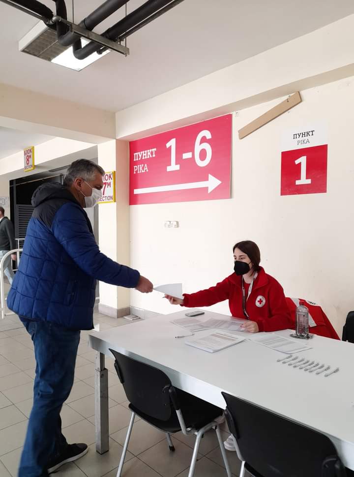 Заедно со петте ООЦК на територија на град Скопје, волонтери на Црвениот крст започнуваат со ангажман во арена ,,Борис Трајковски’’ каде ќе се врши процесот на вакцинација на населението. Вкупно ќе бидат вклучени 42 волонтери распоредени во две смени.