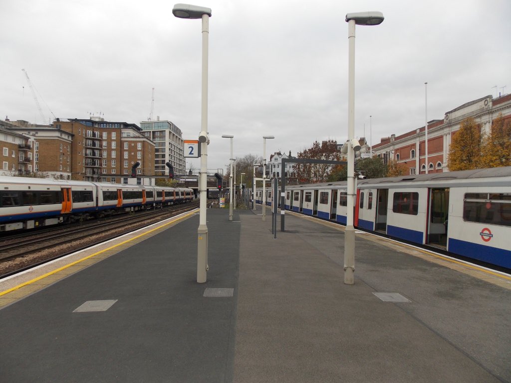 loypass_SCCar's tweet photo. #TurnbackSlideing ππ Two ages clash at Kensington Olympia on a winter Saturday. With D Stock having since moved on, any journey to or from here is in a Bombardier product.
7 Dec 2013. @TfL #LondonUnderground #Overground #class378 #capitalstar #metrocammell #DStock https://t.co/cxIrskFCFx