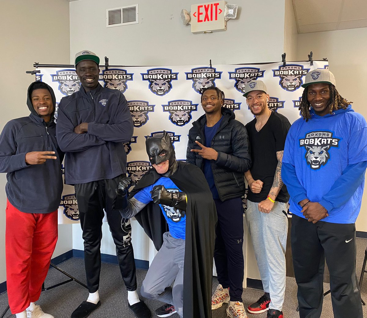 KBobkats's tweet photo. Our local Batman🦇, Kory Kennedy stopped by to take a picture with the guys. It’s great knowing that we have Batman on our side💙

#GoBobKats

@TBLproleague @CoachMagley #Batman  #DC #Fun #Community 

🏀 @_Chicago21 @Larryplummer15 @hawk_doscuatro https://t.co/5dV9osGEN1