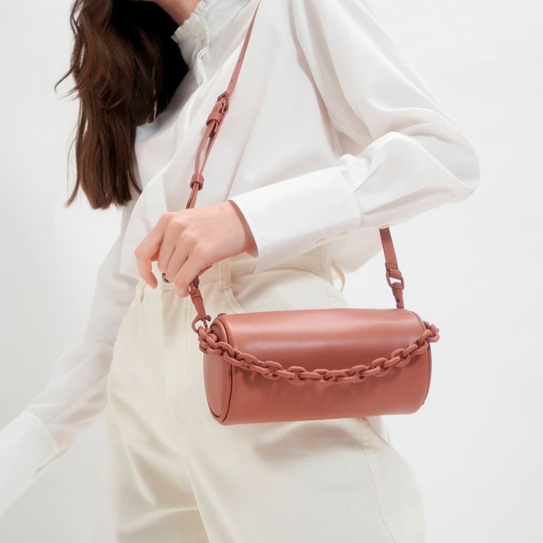 Charles_Keith's tweet photo. Complete in a rich brick colour that injects life into even the dullest of outfits, this unique 👜 will be one of your closet favourites in no time. https://t.co/kDO9wbm9yu
#CharlesKeithSS21
#SpringBag https://t.co/dnmZAfDEmO
