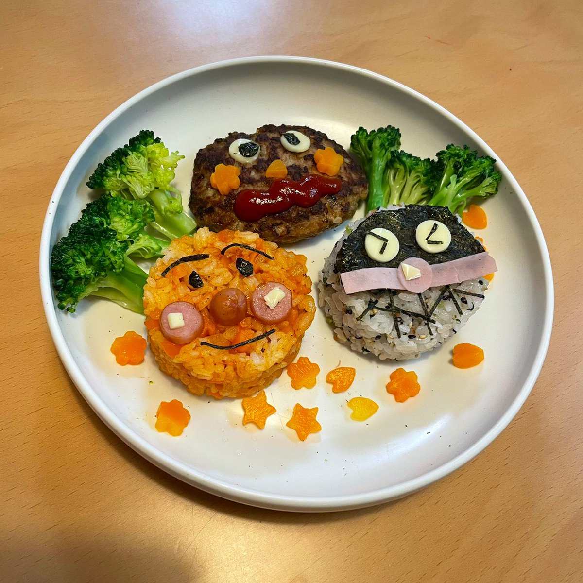 Yamamon ジャニヲタフリーランスエンジニア 2歳になった息子にアンパンマンプレートを作ってみた 我ながらクオリティー高くできたので 反応を楽しみにテーブルに並べたら いただきますと同時にアンパンマンは大破しましたw お誕生日 おめでとう 2歳児