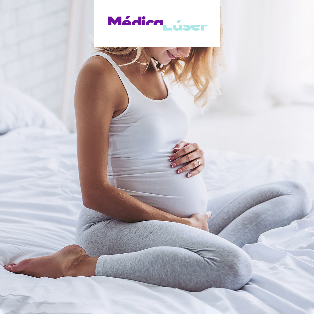 Durante el embarazo, las uñas de las mujeres crecen más rápido de lo normal; incluso más rápido que las del género masculino 🤔. 

Por otra parte, la creencia de que no se pueden pintar las uñas es falsa, ya que sí se puede siempre y cuando se lleven los cuidados adecuados 🤗.