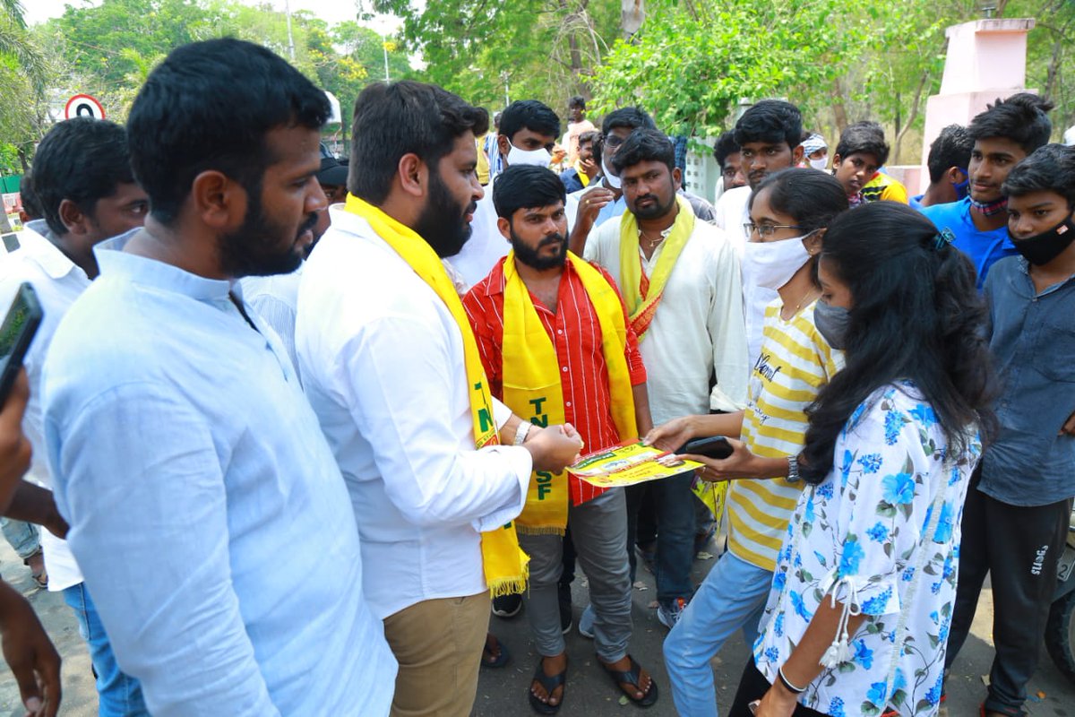 ApTnsf's tweet photo. తిరుపతి పార్లమెంటు ఉప ఎన్నిక సందర్భంగా TNSF రాష్ట్ర అధ్యక్షుడు ఎం.వి ప్రణవ్ గోపాల్ ఆధ్వర్యంలో జగన్ అవలంభిస్తున్న విద్యార్థి వ్యతిరేక విధానాలను( పెండింగ్ లో ఉన్న ఫీ రియంబేర్స్ మెంట్, నిలిపి వేసిన నిరుద్యోగ భృతి,విడుదలకు నోచుకోని ఉద్యోగాల నోటిఫికేషన్స్). https://t.co/lUgiC2dee9