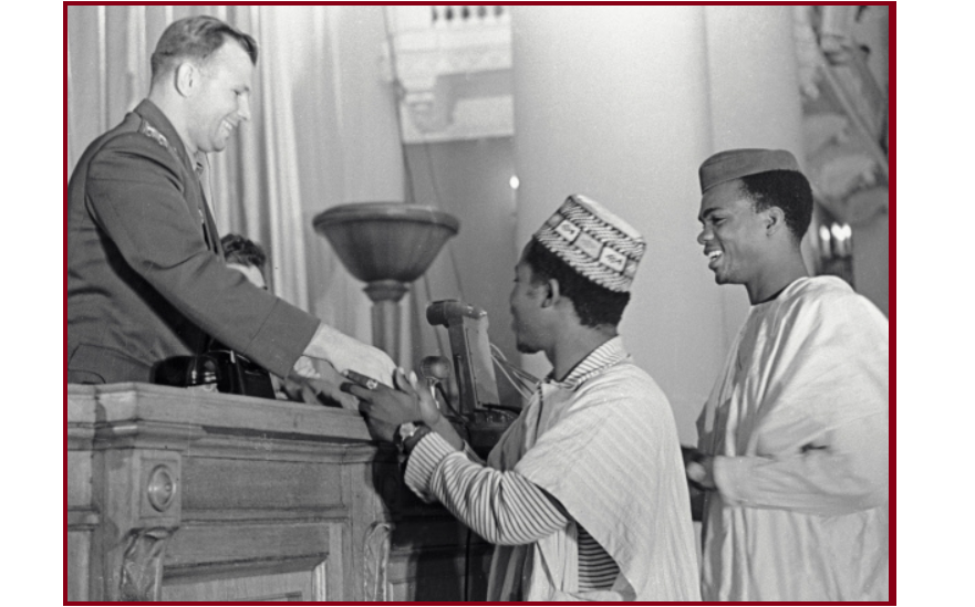 RusEmbNigeria's tweet photo. 🚀2021 marks the 60th anniversary of the 1st human space flight by Yuri Gagarin.
📸On the Photo: 🇳🇬Nigerian delegates greeting Y.Gagarin during the VII IUS Congress in Leningrad, 1962 (source: https://t.co/qkm1UIv0w9)
🔗https://t.co/sMZs2dSapn
#Gagarin1961 #GagarinFirstInSpace https://t.co/CtOtixnmXd