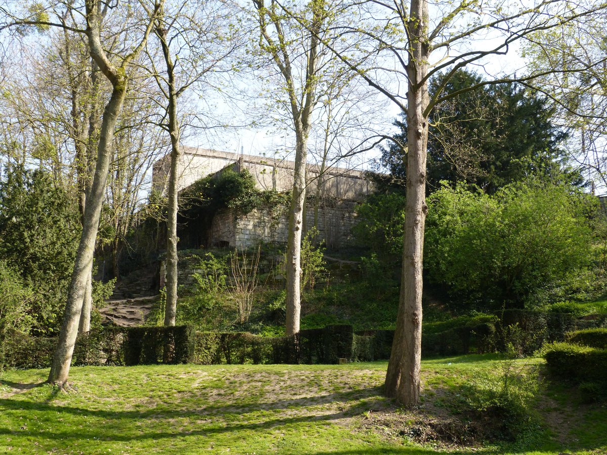 La terrasse (accueillant désormais le transfo EDF) et une galerie de l'important système d'adduction des fontaines (qui donnait également accès aux carrières de l'abbaye), derniers vestiges du château, sont visibles au fond du jardin de l'abbaye.