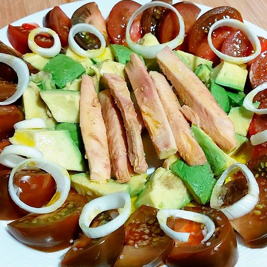 ficolume's tweet photo. Empezamos la semana con dieta sana, nutritiva y sobre todo, sabrosa... una ensalada de tomate raf, aguacate, cebolleta fresca y melva canutera Ficolumé. De diez. 👌
#ficolumé #melvacanutera #historiadeunatradición https://t.co/pqc3bvj0tD
