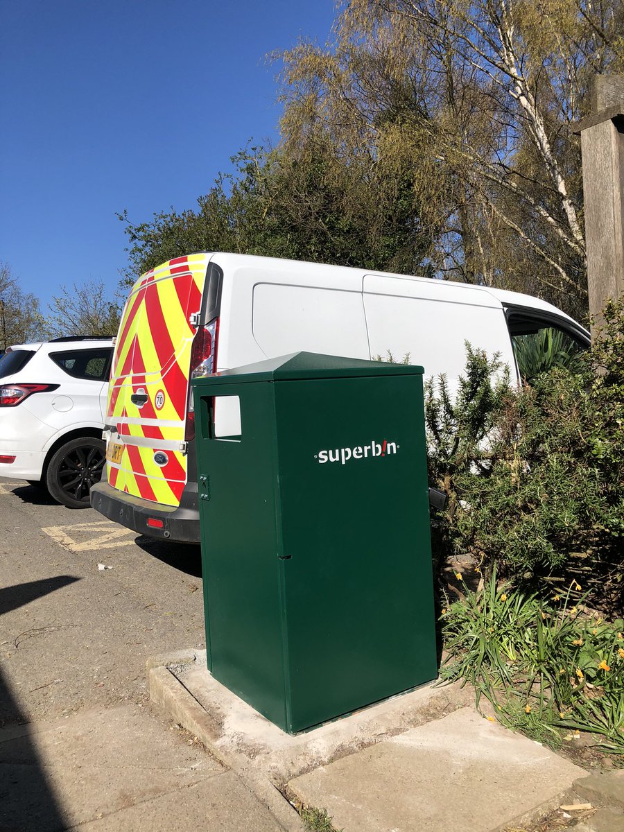 UlleyRanger's tweet photo. Busy morning installing and moving bins!. First up is #superbin ! Then moving the existing bin to the end of the dam wall to replace one that was set on fire 🙄 https://t.co/u7BDj8B1fr