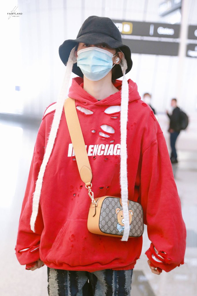 Chinese boy group NEXT’s Zhu Zhengting wearing the KAI x Gucci small shoulder bag:  https://m.weibo.cn/detail/4622522567361784 #KAIxGucci #GucciGlobalAmbassador_KAI