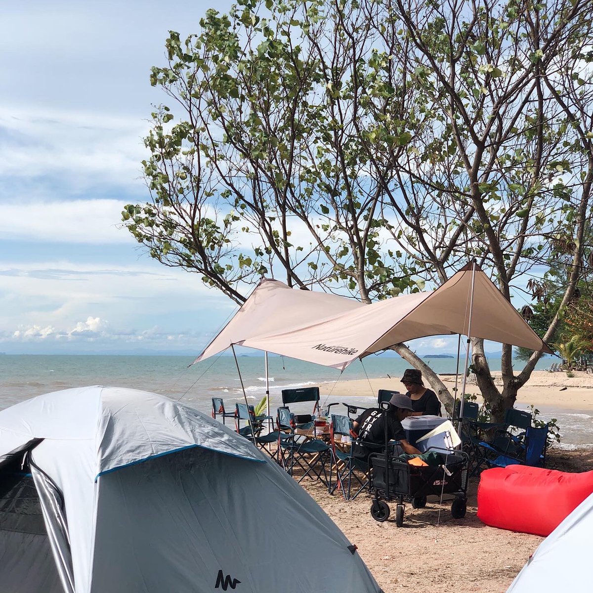 unahilmi's tweet photo. First experience camping tepi laut. Just imagine waking up to the sound of the waves. Macam takmau balik oi! https://t.co/iL2J8i06b9