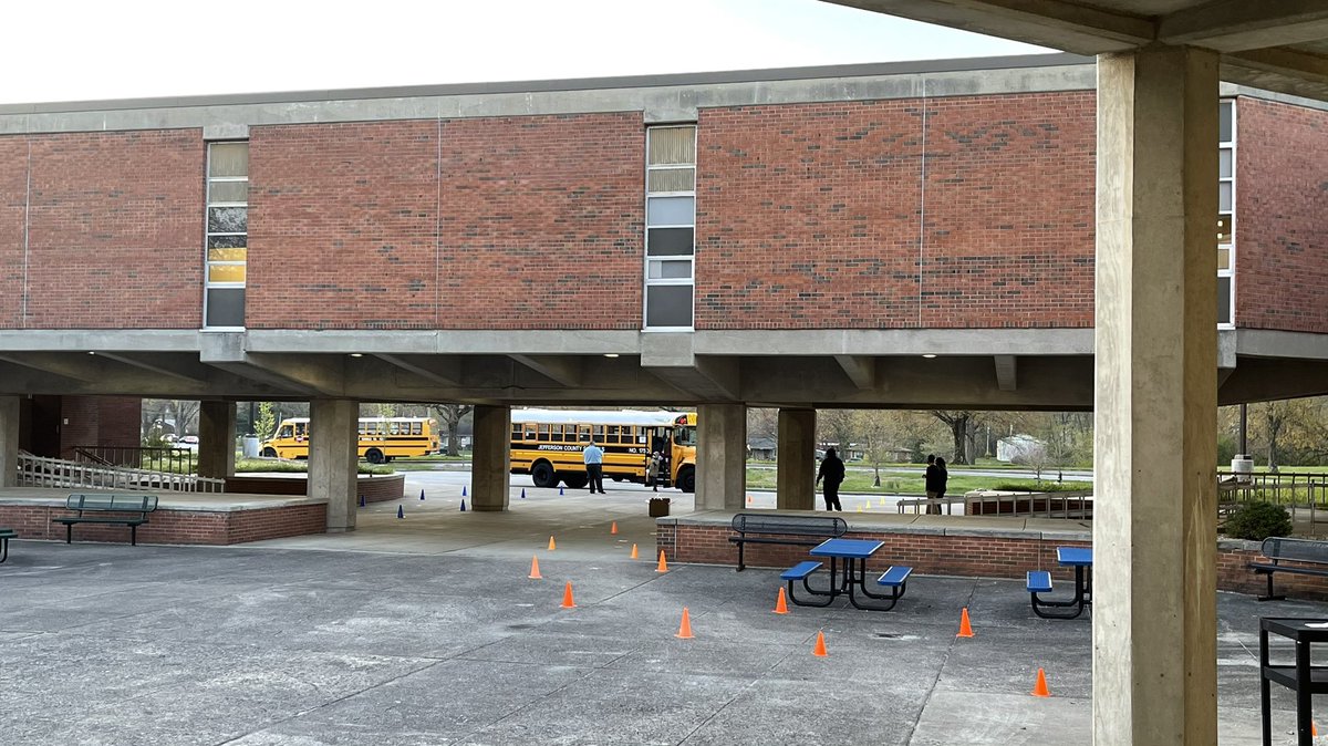 meme3rat's tweet photo. Smooth opening for @FrostFalcons and @StuartAcademyKY this morning! Lots of smiling faces! #jcpsreturns https://t.co/ilspIjnQx0