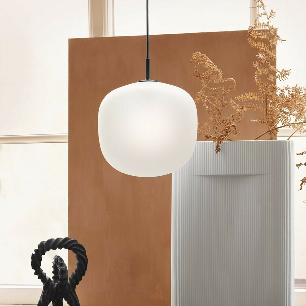 FLEUXPARIS's tweet photo. Apportez une perspective élégante et raffinée à votre décoration grâce à cette lampe suspendue Rime et son verre semi-transparent. Disponible en trois tailles, elle vous permettra de former une composition linéaire ou en grappe ludique pour recréer votre… https://t.co/teAYF5Dmv7 https://t.co/6mNNWMRFql