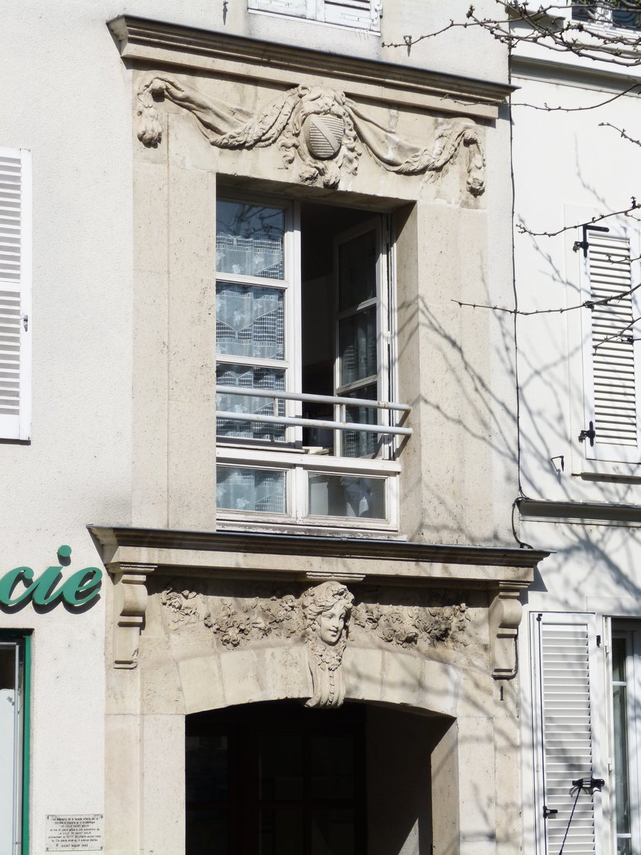 En 1701 avait été incorporé au domaine l'hôtel du Petit-Bourbon, construit à la fin du XVIIe pour le financier Renouard de La Touanne (qui commence le château de Champs-sur-Marne). Détruit en 1966 mais il reste les écuries et des éléments sculptés remontés sur une façade du bourg