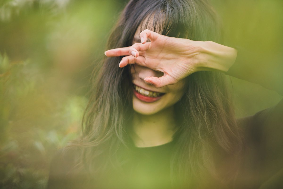 ぐるり 目を隠す 口を隠す ありがちな動作だからこそ 残されたパーツは雄弁であれ