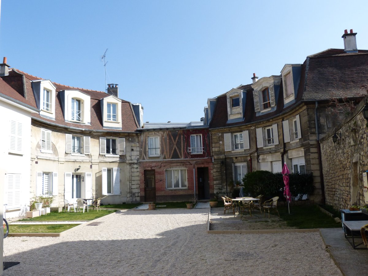 En 1701 avait été incorporé au domaine l'hôtel du Petit-Bourbon, construit à la fin du XVIIe pour le financier Renouard de La Touanne (qui commence le château de Champs-sur-Marne). Détruit en 1966 mais il reste les écuries et des éléments sculptés remontés sur une façade du bourg