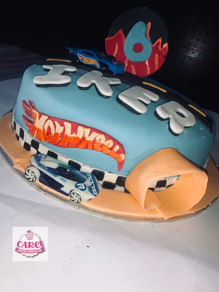 CareiReposteria's tweet photo. Delicioso 😋 pastel de vainilla con relleno de nutella, nuestros pasteles de Fondant también son caseros y van ligeramente húmedos 🚗🚕🚙 #carei #careireposteria #patelespersonalizados #fondant #fondantcake #decorationcake #vainilla #nutella #hotwheels #hotwheelscars #hotwheels https://t.co/mDlnKKsRay