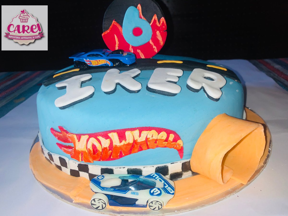CareiReposteria's tweet photo. Delicioso 😋 pastel de vainilla con relleno de nutella, nuestros pasteles de Fondant también son caseros y van ligeramente húmedos 🚗🚕🚙 #carei #careireposteria #patelespersonalizados #fondant #fondantcake #decorationcake #vainilla #nutella #hotwheels #hotwheelscars #hotwheels https://t.co/mDlnKKsRay