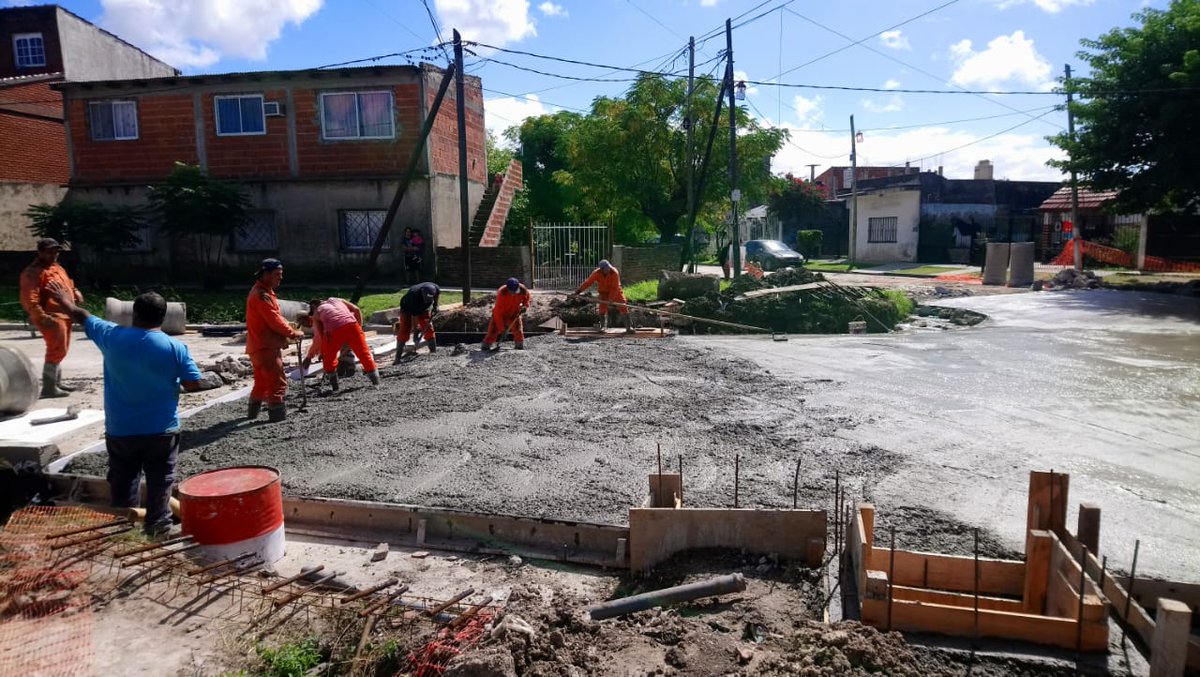 QuilmesMuni's tweet photo. 🚧 Comenzamos trabajos de pavimentación y bacheo en distintos puntos de nuestra ciudad para avanzar hacia un #Quilmes más seguro y conectado.

#LaCiudadQueNosMerecemos https://t.co/ZW4zqS0t7k