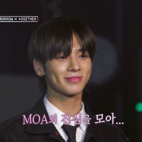  #TAEHYUN being the  emoji while looking at moa —a thread #태현 @TXT_members  @TXT_bighit