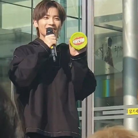  #TAEHYUN: "are u happy?" (...) i'm happy to be a singer and be able to perform in front of moa so i think i'll be happy for the rest of my life.he also brought a food truck that day, w his fav snacks to thank moa;( #태현 @TXT_members  @TXT_bighit