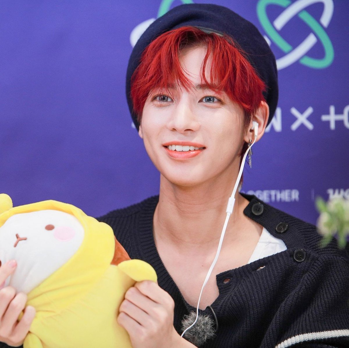 he knew that moa's bias was huening so he (and gyu) showed her huening's fav plushie at that moment #TAEHYUN  #태현 @TXT_members  @TXT_bighit