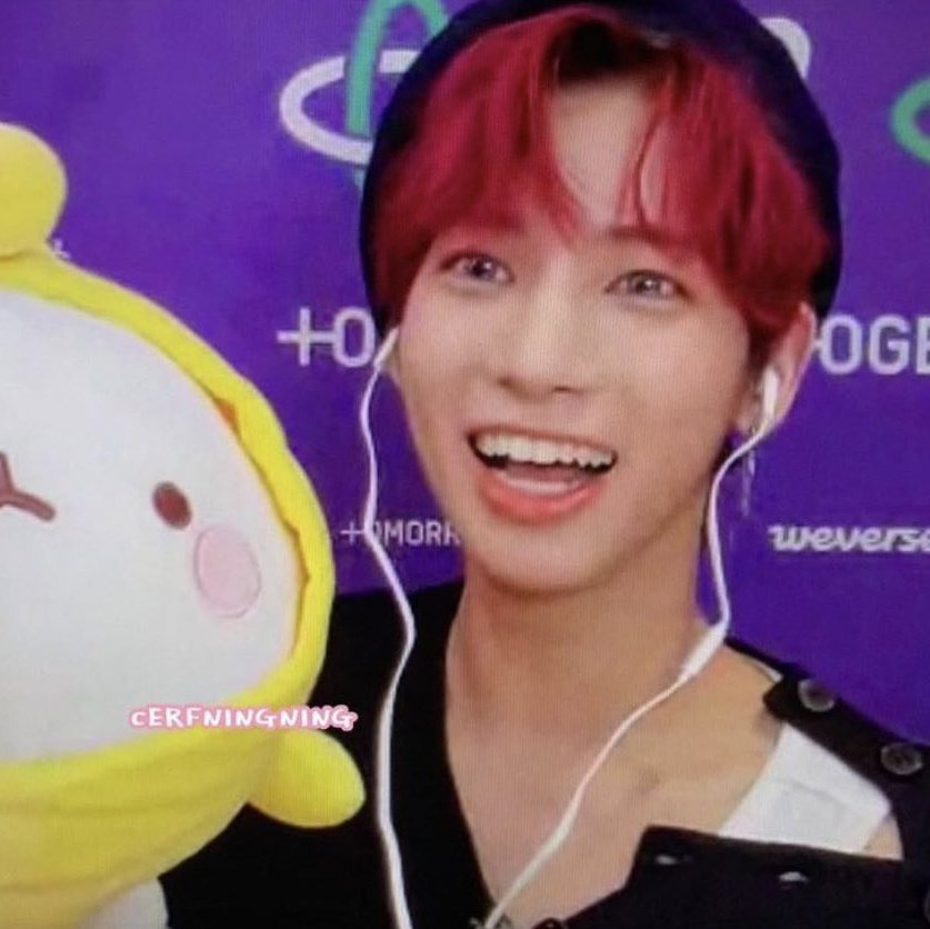 he knew that moa's bias was huening so he (and gyu) showed her huening's fav plushie at that moment #TAEHYUN  #태현 @TXT_members  @TXT_bighit