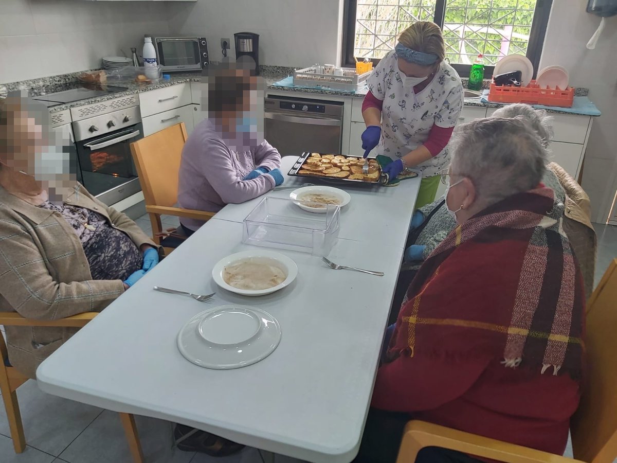 FPoncemar's tweet photo. 😄 Os dejamos unas fotos de la semana pasada. Nuestras cocineras se lo pasaron en grande elaborando las típicas torrijas de Semana Santa con canela y azúcar. Estaban muy ricas! 😋
Sed felices! 😘
#Poncemar #Mayores #envejecimientoactivoysaludable #Lorca https://t.co/0UmhC7iAYZ