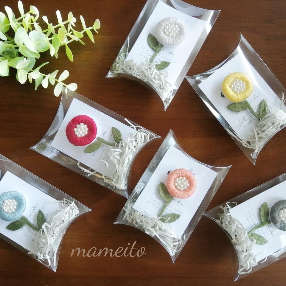 Mameito 定番のお花のブローチ 台紙とパッケージを一新しました 刺繍 刺繍ブローチ 花ブローチ 花 T Co Ypvphshied Twitter