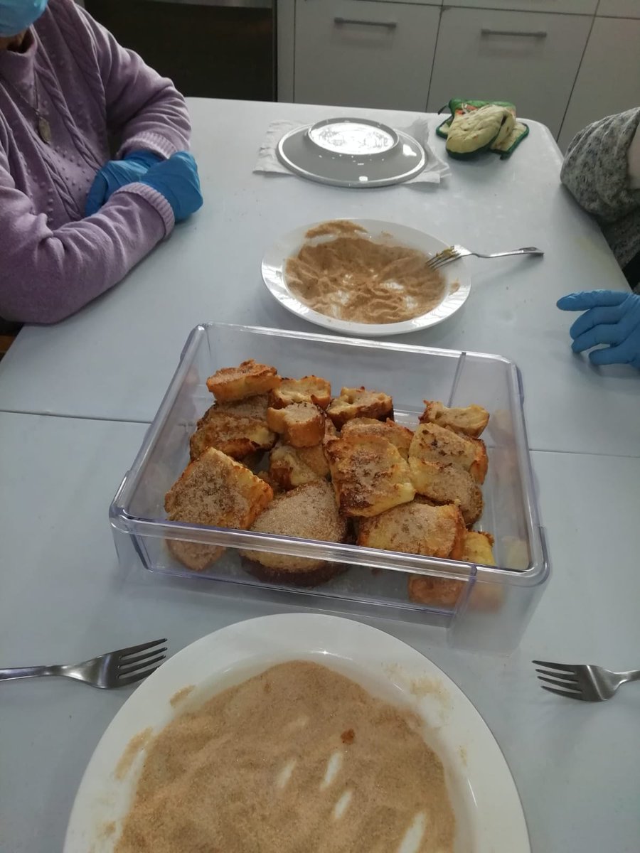 FPoncemar's tweet photo. 😄 Os dejamos unas fotos de la semana pasada. Nuestras cocineras se lo pasaron en grande elaborando las típicas torrijas de Semana Santa con canela y azúcar. Estaban muy ricas! 😋
Sed felices! 😘
#Poncemar #Mayores #envejecimientoactivoysaludable #Lorca https://t.co/0UmhC7iAYZ