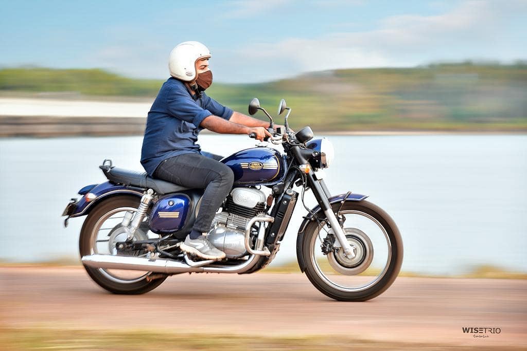 jawamotorcycles's tweet photo. A melody of blues. Sankeerth (On Instagram: sankeerth_sreenivas) rides by the bay, accompanied by a cool colour palette including, of course, the #Jawafortytwo #NebulaBlue.
#JawaMotorcycles #Jawa42 #Motionshot #MotorcycleRiding #JawaRider https://t.co/5jHDwfctQx