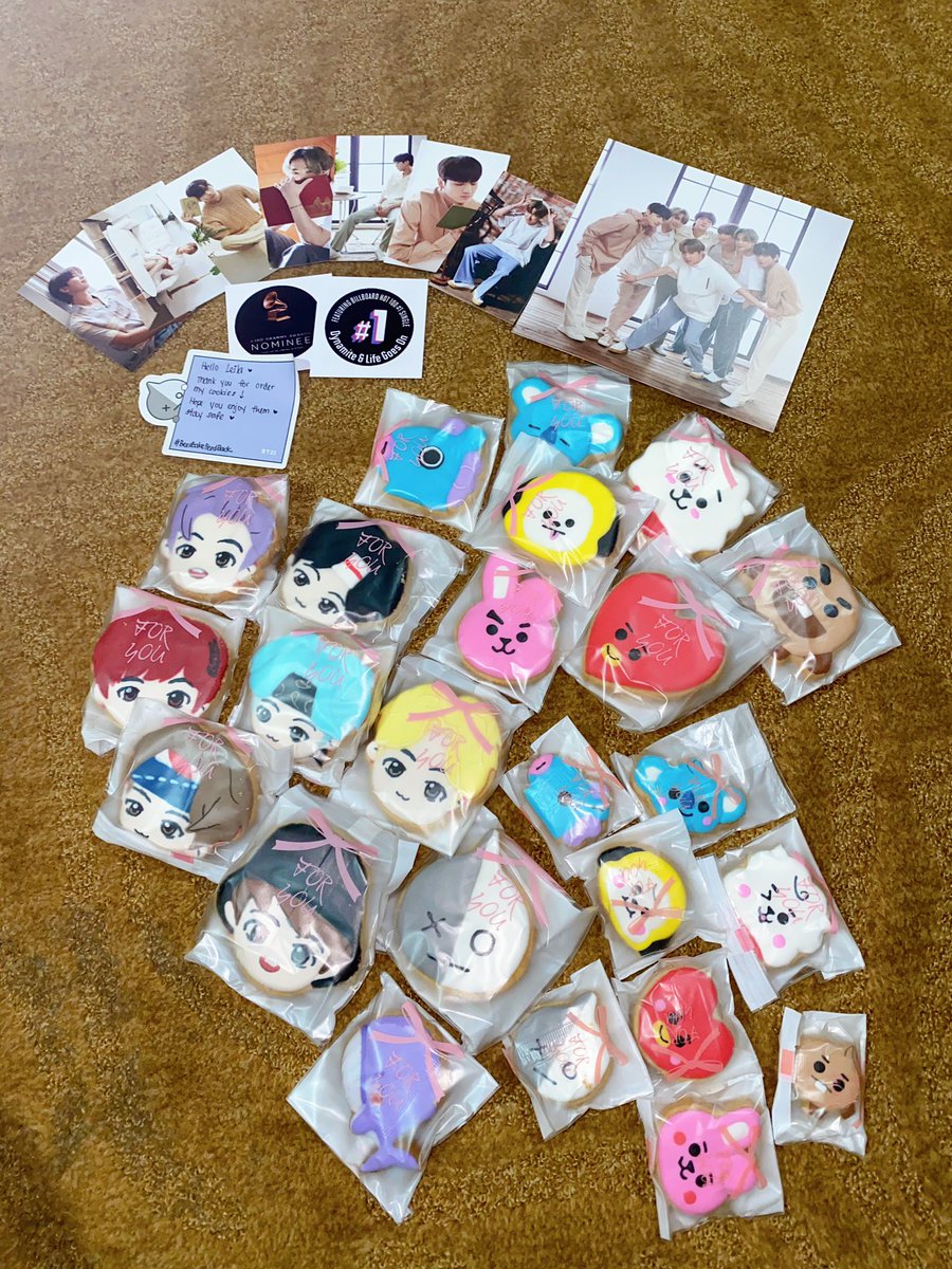 sweeteyeskv's tweet photo. Finally got my cookies today! hehe its my 2nd time ordering and decided to go all out 🤭🤭 anyways thank you again @Beesuan2 for the amazing cookies. Really love it 😍💜💜 #BeesBakeFeedback, again i couldn’t resist it so one mic is already gone 🥶 https://t.co/FjEgZZV4IQ
