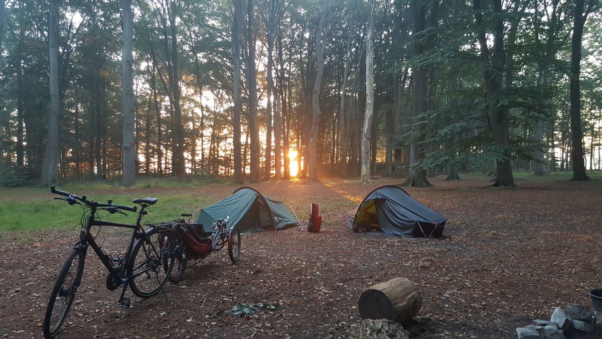 Dis_Adriaan's tweet photo. @Golfviooltje @CampingBlaauw @Eysingastate Een paar jaar geleden in oktober.... #koud en geen verwarming of toiletgebouw.  #zonsopkomst https://t.co/jvEu6pn3VP