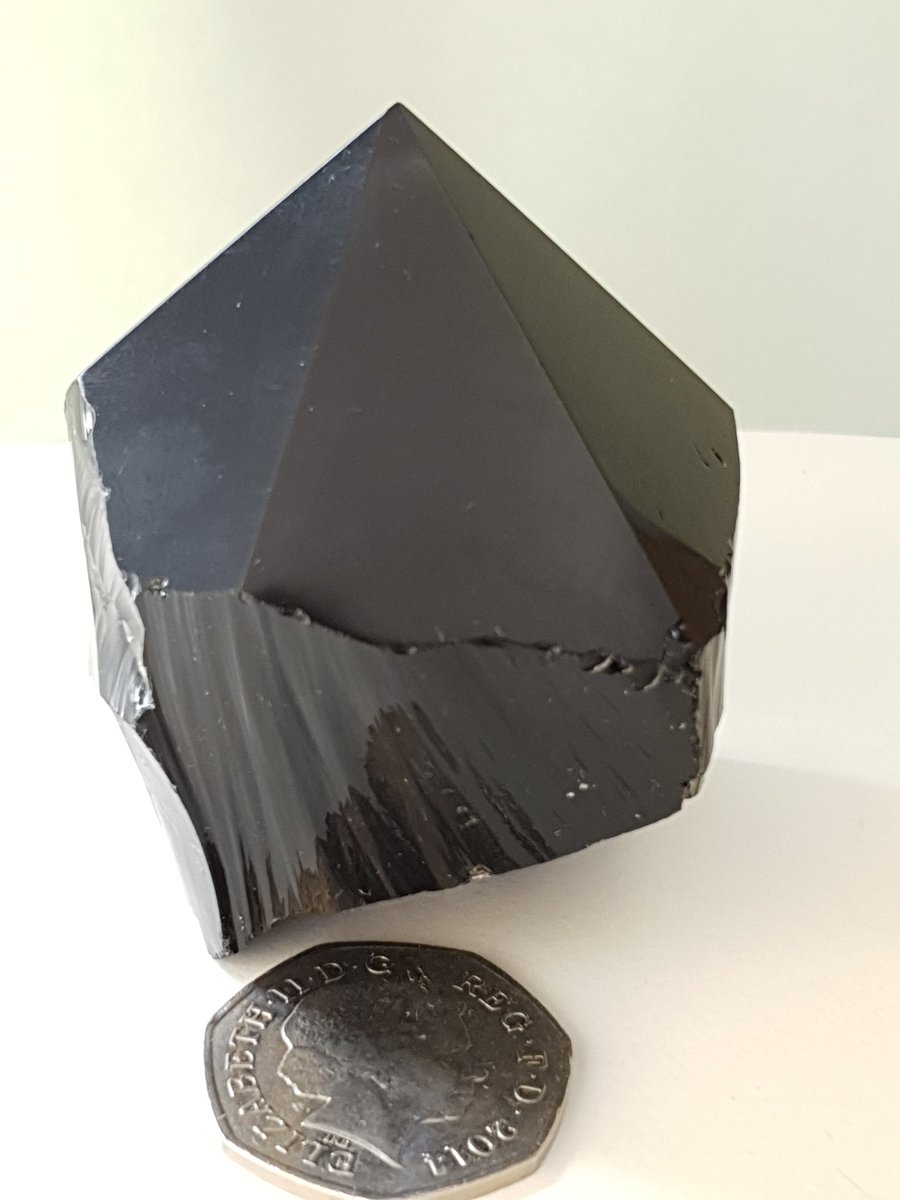 Khadimite's tweet photo. A new addition to #MyMineralCollection - an #Obsidian (aka #VolcanicGlass), a volcanic #IgneousRock, formed when lava from a #volcano cools rapidly, preventing crystal formation (due to lack of sufficient time).
The specimen has been cut & shaped by #homosapiens☹️
#minerals https://t.co/KuMVD1iJNx