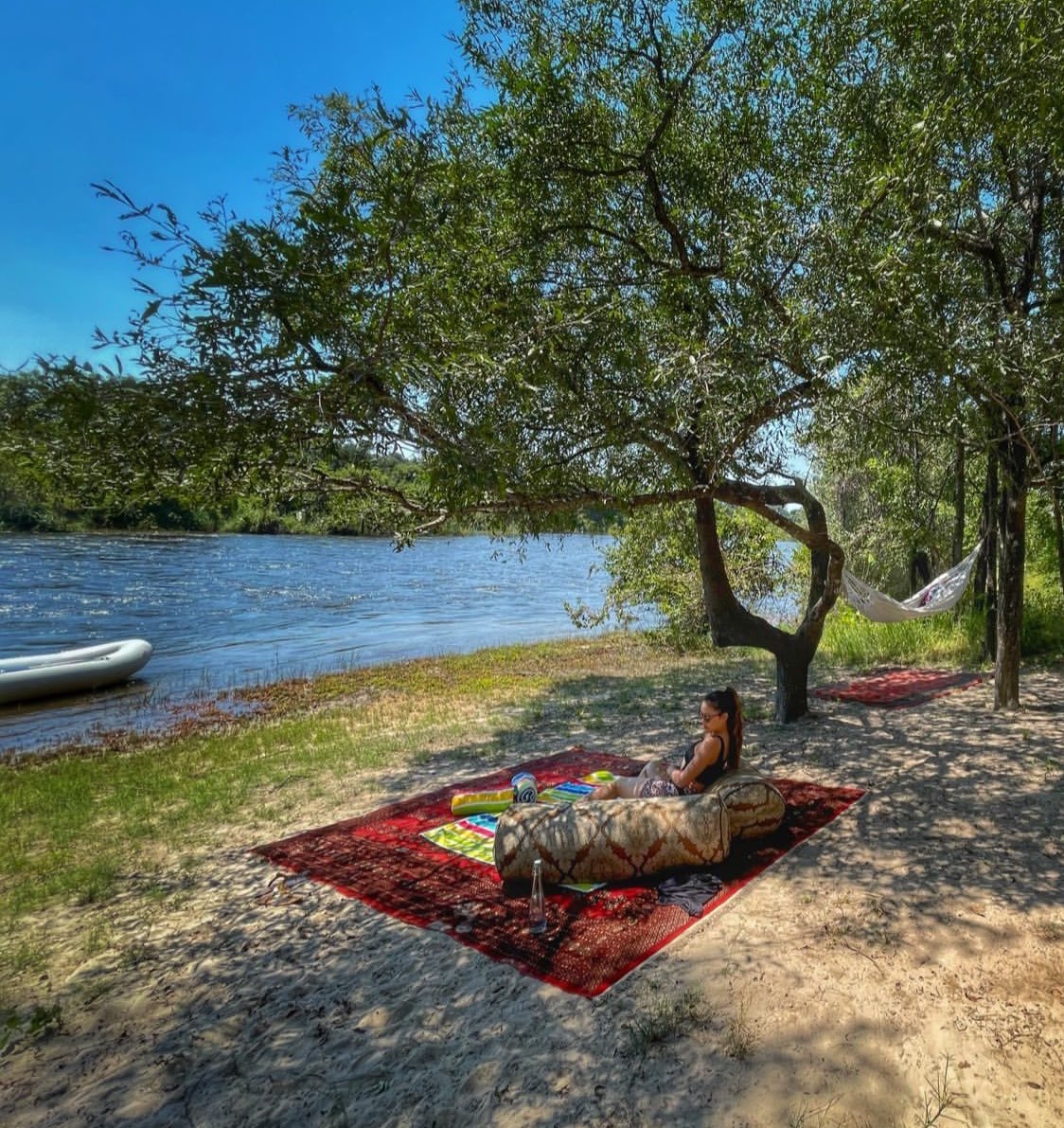 Hammock ‘n Chill 🧺💖 Private picnic joys on a leafy Zambezi island beach, shared with our guest <a href="/seiqua/">sangvip90</a> 🌞

#theroyalchunduexperience #freshairandfreedom #zambia #zambezi #relaischateaux