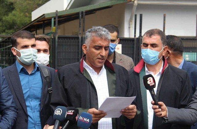 Bir grup avukat arkadaşımızla "darbe imalı muhtıra yayınlayan 104 Emekli Amiral hakkında" basın açıklaması yaparak Diyarbakır Cumhuriyet Bassavcılığına suç duyurusunda bulunduk. 

Kimse millete ve seçilmiş iktidara parmak sallayamaz. Bu karanlık zihniyetle mücadelemiz sürecek.