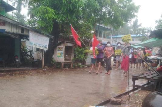 People in Kyaik Htaw Village protest in the rain. People protesting against the military coup marched through the village on April 5 despite heavy rain.
#Apr5Coup
#WhatsHappeningInMyanmar https://t.co/qxoLRzSj8i https://t.co/sQbevIo5Du