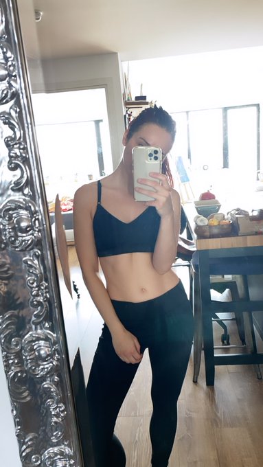 Hello Monday. Heading to the gym, how&rsquo;s life treating you? https://t.co/uSYnkxh4RL<a href="/tag/randomnaughtiness"class="tags"><span>#randomnaughtiness</span></a>