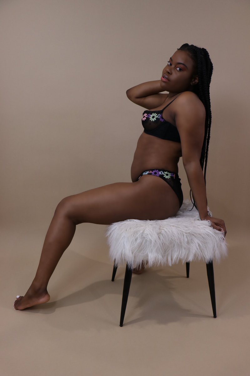 Jayy_wealth's tweet photo. I Do This Shit With No Effort💁🏾♀️💛 @SavageXFenty #savagexambassador #SavagexFenty #savagespring https://t.co/rXGwig6Aa8