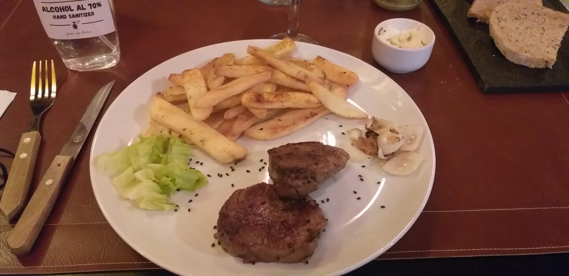 Nadiluh's tweet photo. 🍽 La gastronomía es toda una experiencia en la #Patagonia argentina. 🇦🇷 Pescados, cordero y ciervo son platos típicos para degustar. También las mermeladas de frutos de la zona 🍒 y chocolates son imperdibles. 🍫 #turismo #villalaangostura https://t.co/WqM70QHPZW