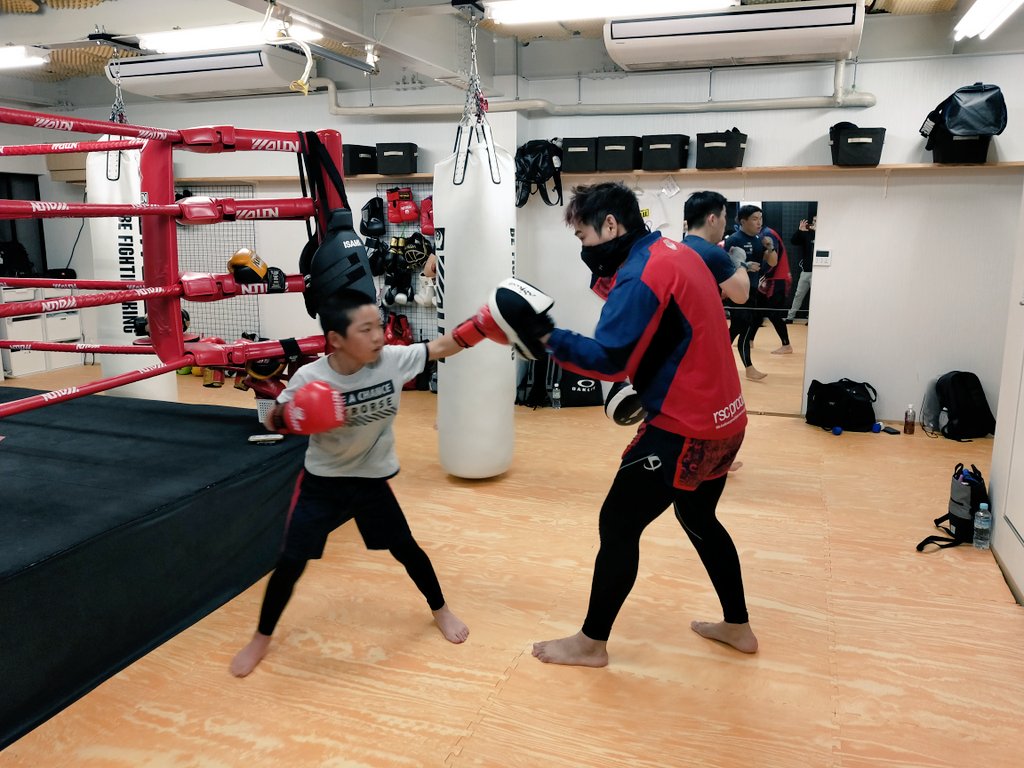 MMAshimizu1985's tweet image. 長島☆自演乙☆雄一郎 @jienotsu 選手の城 #O2GYM に遊びに行ってきました。アットホームな雰囲気＆ギラギラ熱いハートの会員さんも沢山いてエネルギーに溢れるジムです。また寄らせて戴きますね👊👊
02gym.net