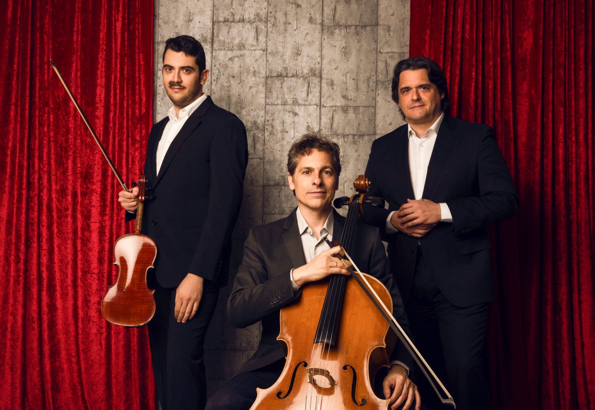 cndm_inaem's tweet photo. Arrancamos la semana recordándoos que el @trioarbos   ofrecerá un concierto este 📆miércoles 7 a las 20hen la @DipdeBadajoz.
#CNDM #Circuitos 
🎼Obras de @OscarCBosch, @LeraAuerbach, #Torke y #Weinberg
🎉¡Entrada gratuita! 
https://t.co/EvU6YTg6b3 https://t.co/fjVoWsenz5